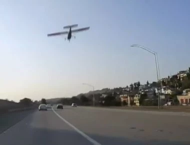 Αεροπλάνο κάνει αναγκαστική προσγείωση σε... αυτοκινητόδρομο (βίντεο)
